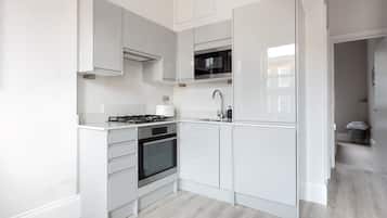 Fridge, oven, stovetop, coffee/tea maker