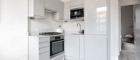 Refrigerador, horno, parrilla de estufa y cafetera y tetera