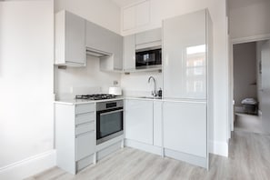 Geladeira, fogão, cooktop, cafeteira/chaleira