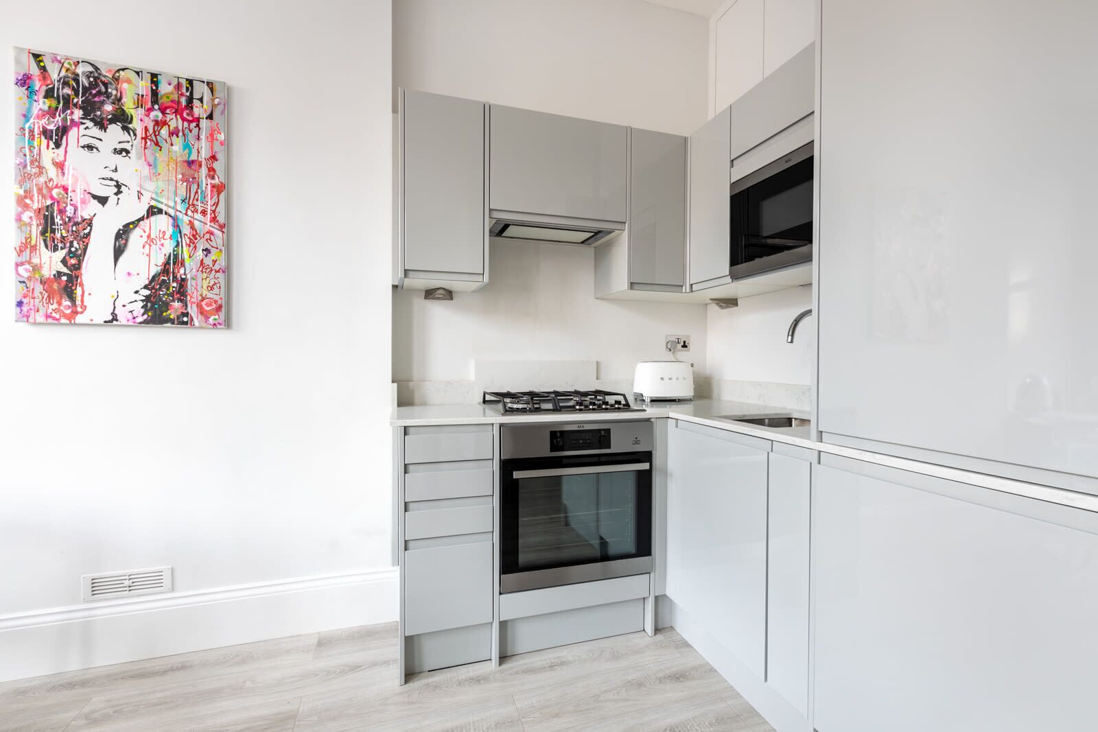 Coffee/tea maker, fridge, oven, stovetop