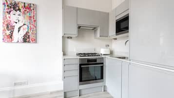 Coffee/tea maker, fridge, oven, stovetop