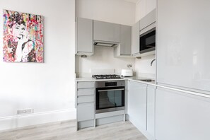 Coffee/tea maker, fridge, oven, stovetop - Hampstead High Flyer- By Out of Office Lifestyle (Greater London)