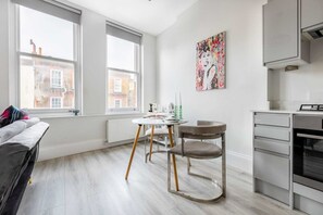 Coffee/tea maker, fridge, oven, stovetop - Hampstead High Flyer- By Out of Office Lifestyle (Greater London)