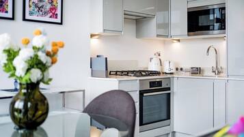 Coffee/tea maker, fridge, oven, stovetop