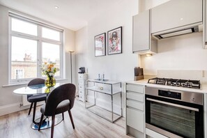 Coffee/tea maker, fridge, oven, stovetop