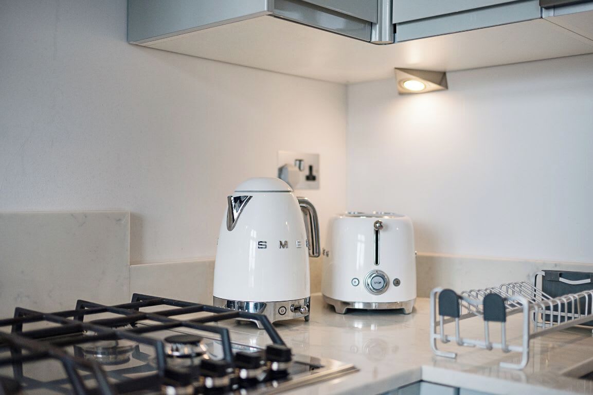 Coffee/tea maker, fridge, oven, stovetop