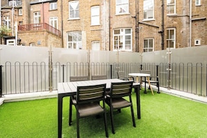 Outdoor dining - The Village Vixen Hampstead - by Out of Office Lifestyle (Greater London)