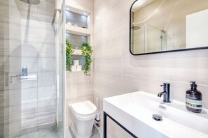 Shower, hair dryer, towels - The Village Vixen Hampstead - by Out of Office Lifestyle (Greater London)