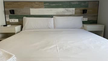 Family Room | Desk, free WiFi, bed sheets