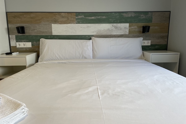 Habitación familiar | Escritorio, wifi gratis, ropa de cama