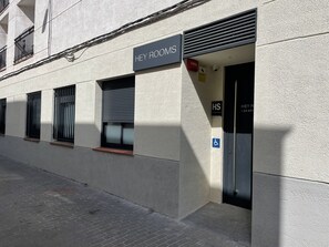 Front of property - Hey Rooms (Cerdanyola del Valles)