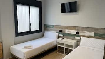 Kamar Twin Basic | Meja kerja, Wi-Fi gratis, dan seprai linen
