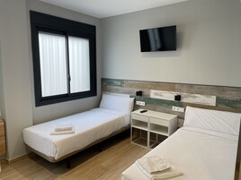 Quarto duplo básico | Escrivaninha, Wi-Fi de cortesia, roupa de cama