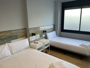 Basic Triple Room | Desk, free WiFi, bed sheets - Hey Rooms (Cerdanyola del Valles)