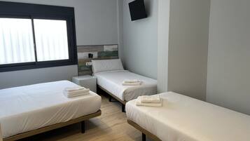 Habitació familiar | Escriptori, wifi gratuïta i roba de llit