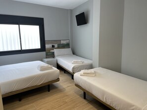 Family Room | Desk, free WiFi, bed sheets - Hey Rooms (Cerdanyola del Valles)