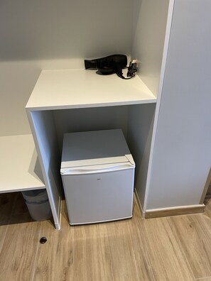 基础三人房 | 办公桌、免费 WiFi、床单