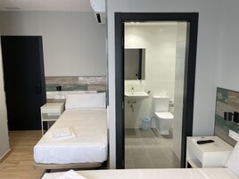 Escritorio, wifi gratis y ropa de cama 