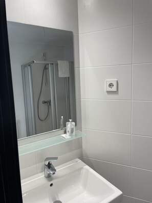 Eenvoudige eenpersoonskamer | Badkamer | Gratis toiletartikelen, een haardroger, handdoeken