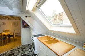 Frigorifero, microonde, forno, piano cottura