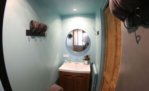 Bathtub, hair dryer, towels, soap - Charmante Maison Très Proche Centre Historique (Avignon)