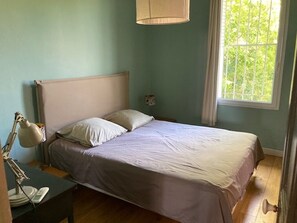 4 habitaciones, escritorio y tabla de planchar con plancha 