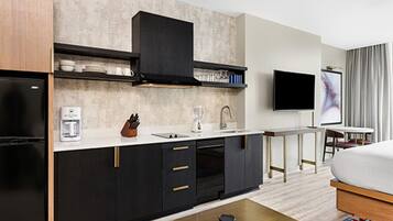 1 bedroom, in-room safe, iron/ironing board, free WiFi