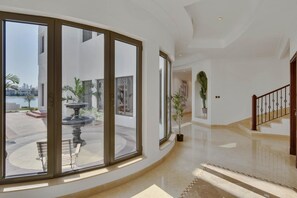 6 bedrooms, premium bedding - 5 Villa w Private Pool Beach on Palm Jumeirah (Dubai)