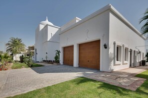 6 bedrooms, premium bedding - 5 Villa w Private Pool Beach on Palm Jumeirah (Dubai)