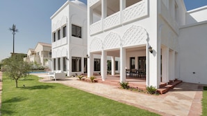 House | 6 bedrooms, premium bedding - 5 Villa w Private Pool Beach on Palm Jumeirah (Dubai)
