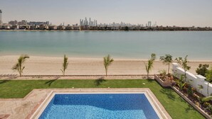 House | 6 bedrooms, premium bedding - 5 Villa w Private Pool Beach on Palm Jumeirah (Dubai)