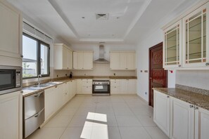 Villa | 6 bedrooms, premium bedding - 5 Villa w Private Pool Beach on Palm Jumeirah (Dubai)