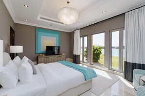 Villa | 7 bedrooms - Palm Jumeirah Beach Front XL Villa w Prvt Pool (Dubai)