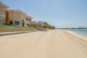 Villa | 7 bedrooms - Palm Jumeirah Beach Front XL Villa w Prvt Pool (Dubai)