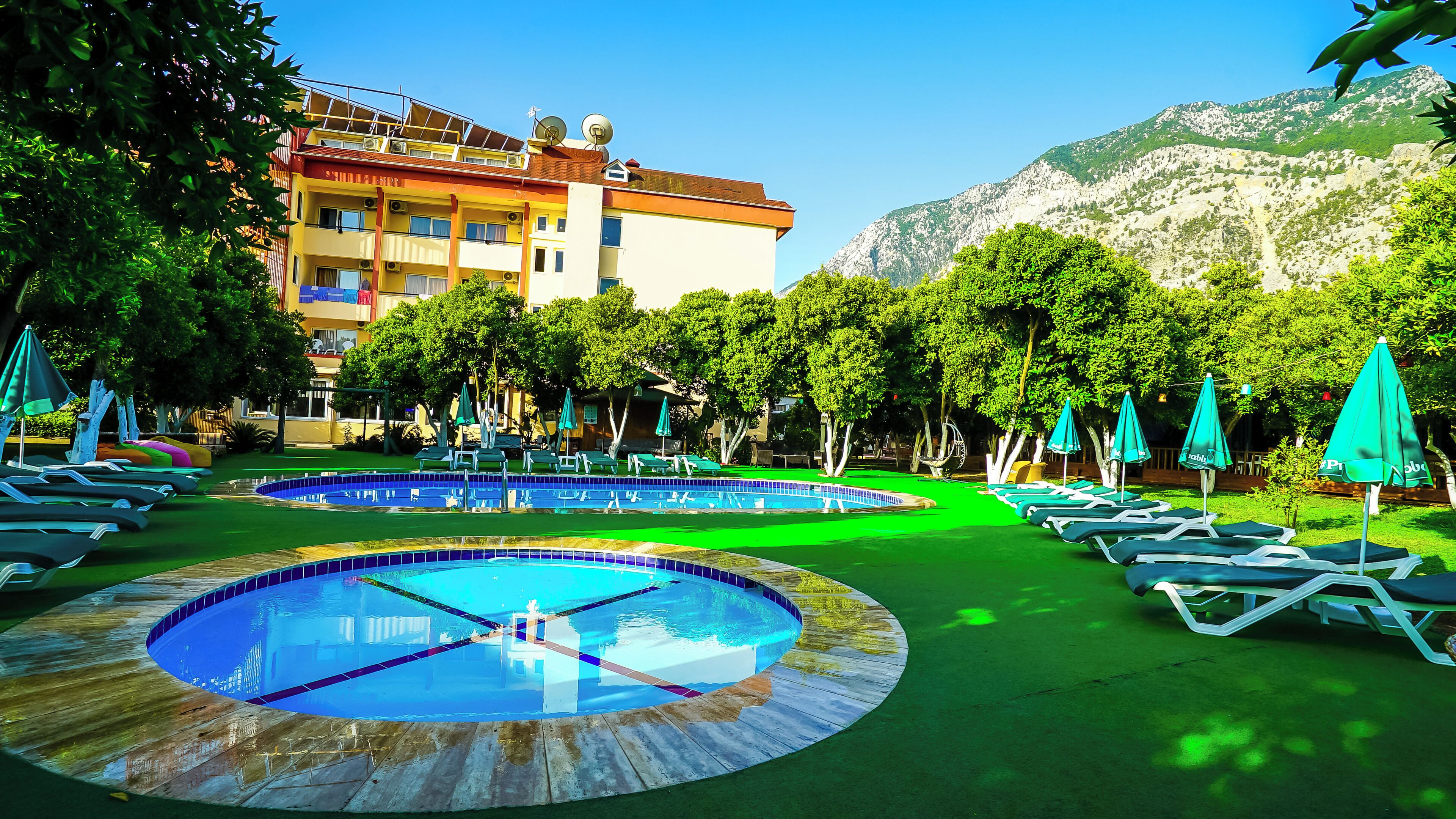 Una piscina al aire libre de temporada