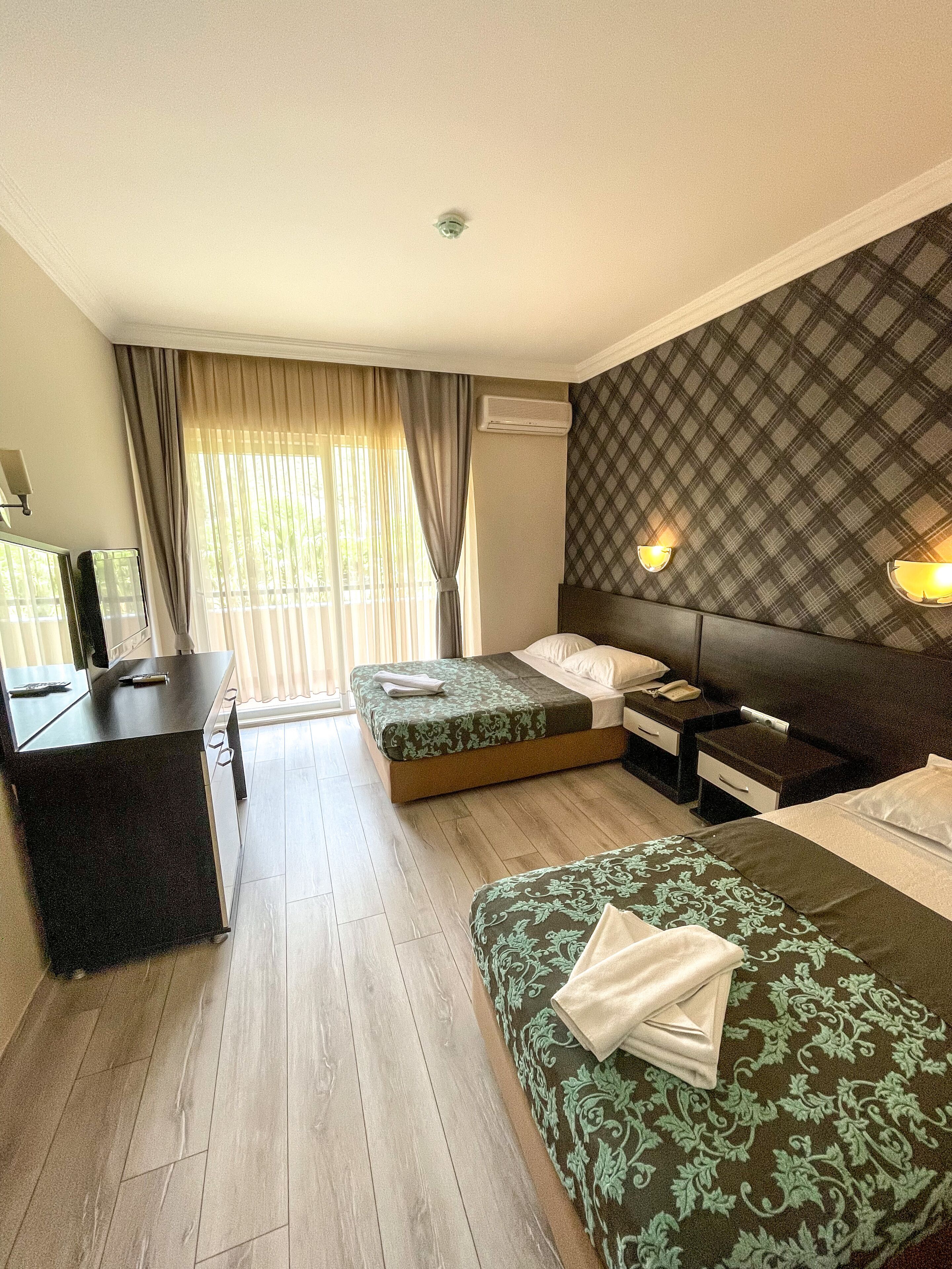 迷你吧、笔记本电脑工作区、床单