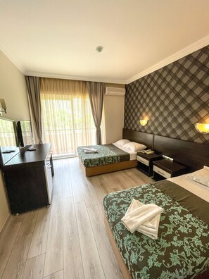 迷你吧、手提電腦工作空間、床單