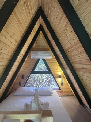 Minibar, espacio para trabajar con laptop y ropa de cama