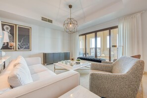 2 bedrooms - Luxury Palm Property w Beach Sea View (Dubai)