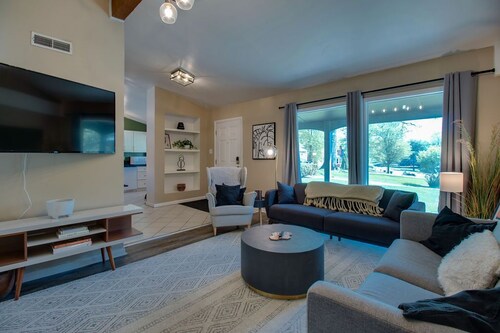 Modern spacious 2-BR apartment // just minutes from downtown!!