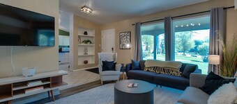 Modern spacious 2-BR apartment // just minutes from downtown!!