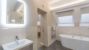 Luxury-Studiosuite, 1 Doppelbett, Stadtblick | Badezimmer | Haartrockner, Handtücher, Seife, Shampoo