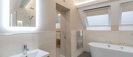 Luxury Studio Suite, 1 Double Bed, City View | Bathroom
