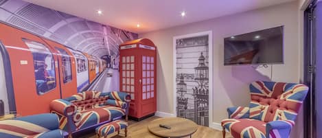 City Suite, 3 Bedrooms, 2 Bathrooms | Living area