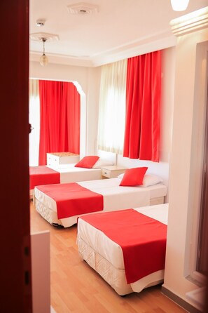 Economy Double Room | Free WiFi - Peri Otel Pansiyon (Foça)