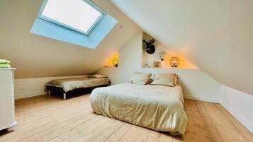 4 bedrooms, desk, iron/ironing board, travel crib