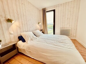 4 bedrooms, desk, iron/ironing board, travel cot