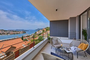 Apartemen (2 Bedrooms) | Balkon