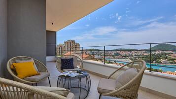 Apartment (2 Bedrooms) | Balcony