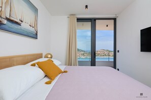 Apartment (2 Bedrooms) | 2 bedrooms, iron/ironing board, cots/infant beds, travel cot